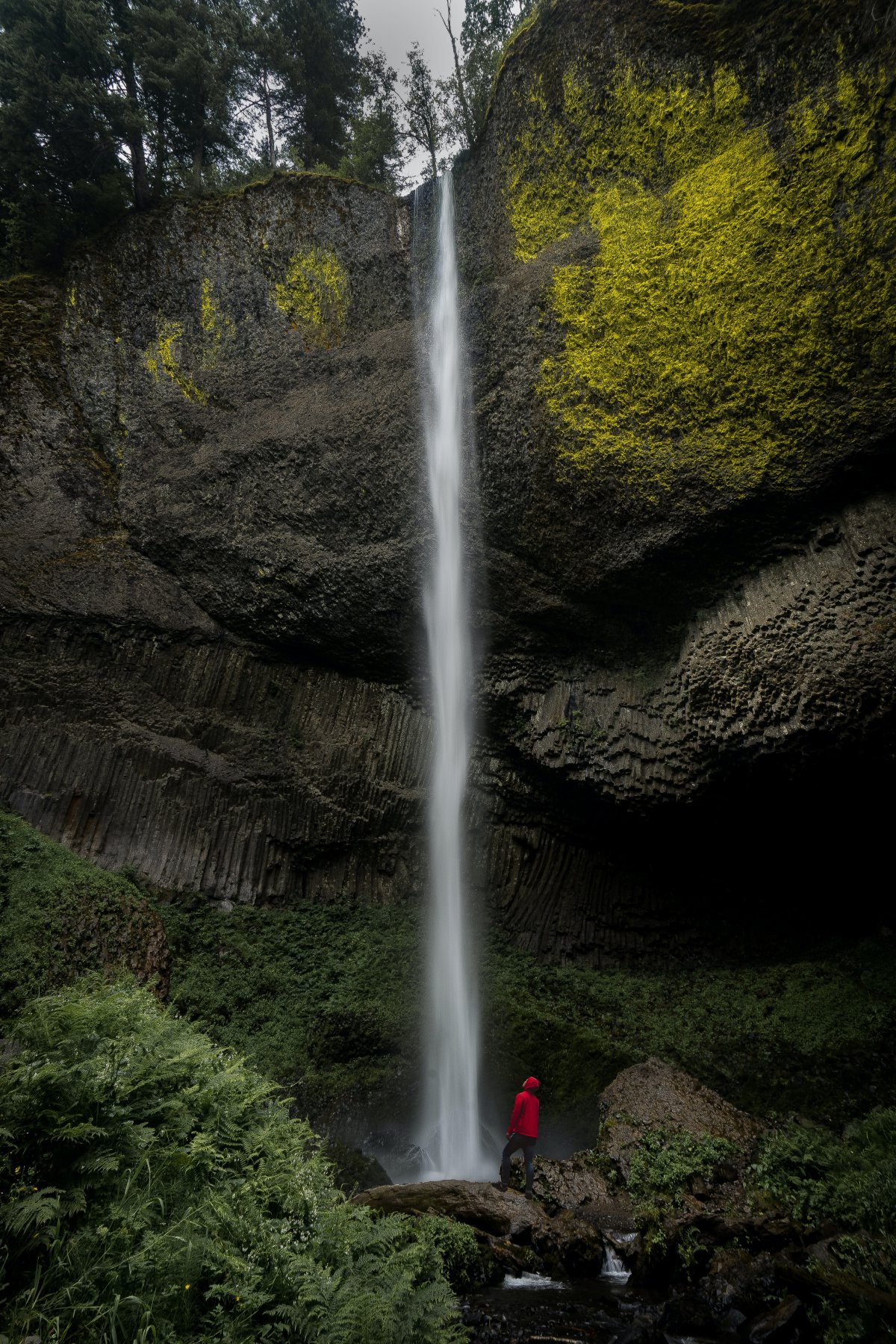 大山里的瀑布流图片