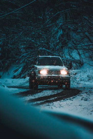 寒冷的雪夜里行驶的汽车图片