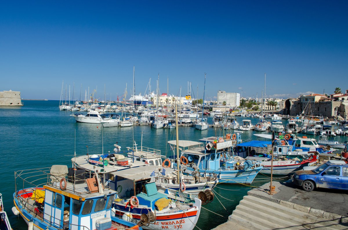 停靠港口海湾的船只图片
