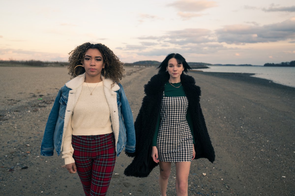 欧美美女闺蜜海边写真图片