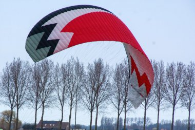 山林滑翔伞降落图片