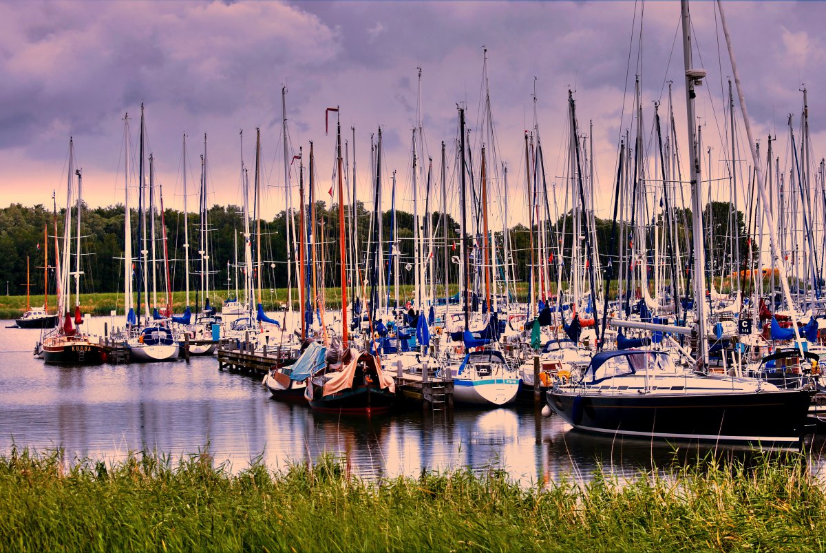 远洋航行的帆船靠岸图片