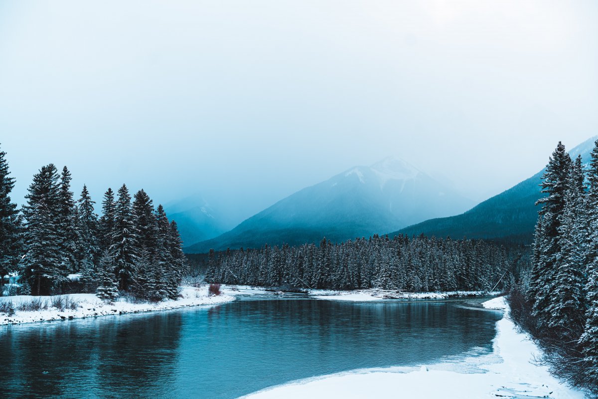 冬天山林湖水风景图片