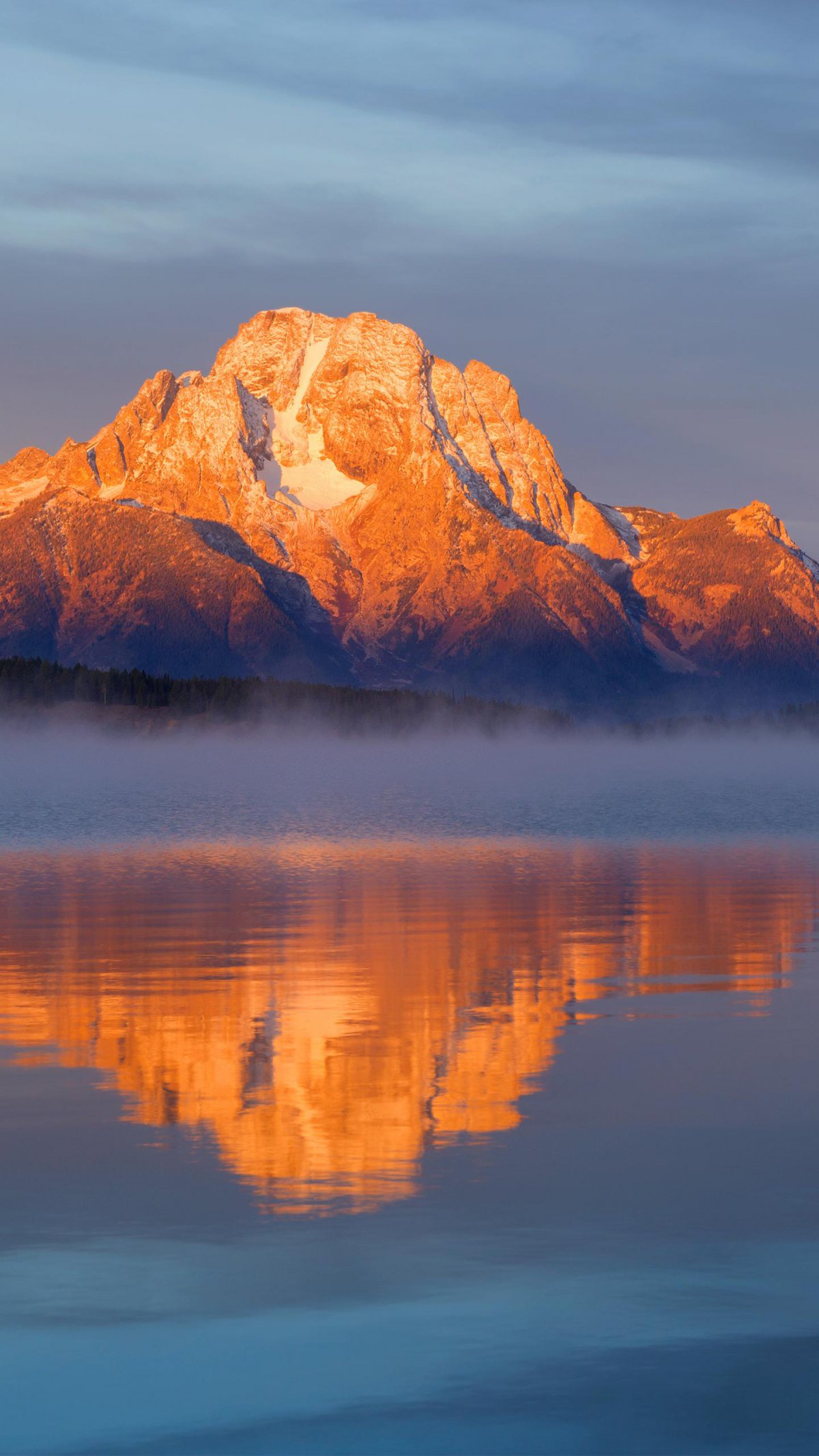 秋天山峰湖水倒映图片