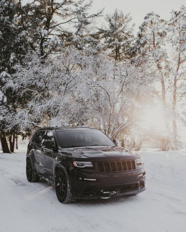 雪地里的黑色豪华汽车图片