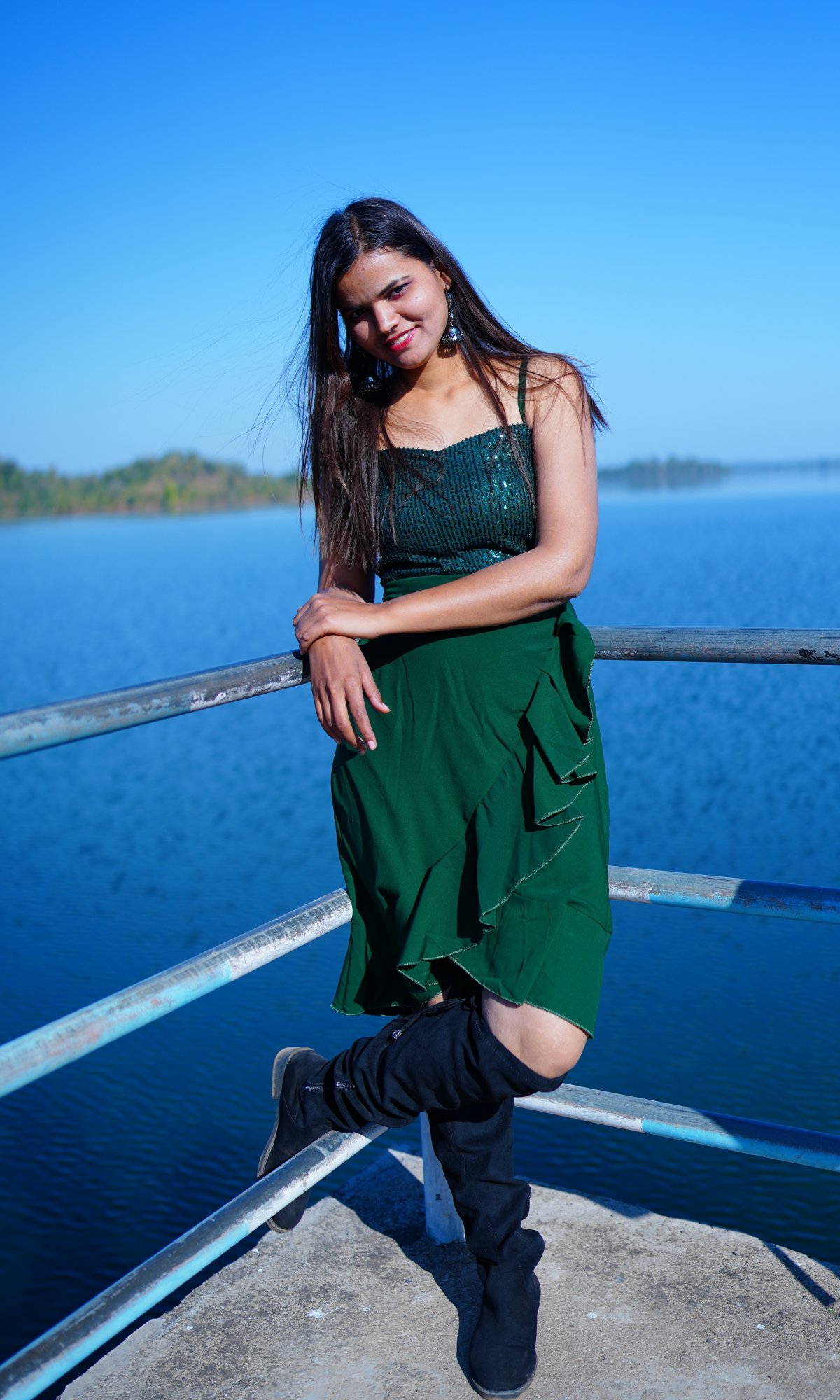 美女湖边写真图片