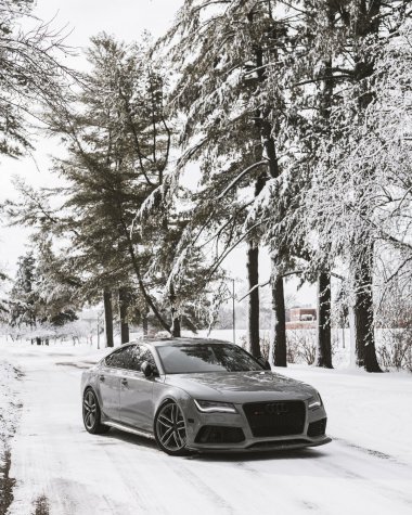 冬天山林雪天驾驶车辆的图片