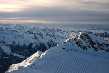 冬季山峰峰顶雪景图片