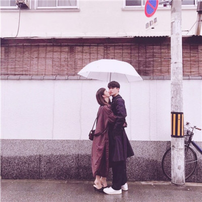 男女带着伞的情侣头像超级浪漫