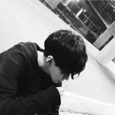 高冷帅气有点拽的黑白男生头像