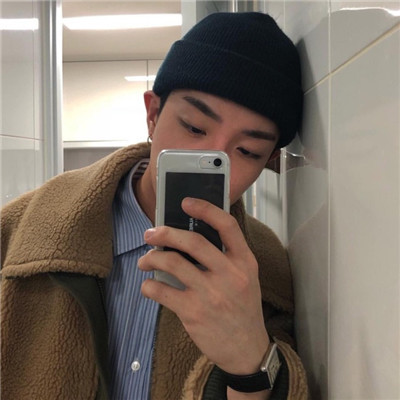 自恋男生拿手机自拍头像