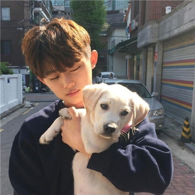 qq头像人抱着萌宠男生头像