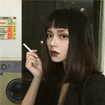 女生超拽霸气吸烟头像最新