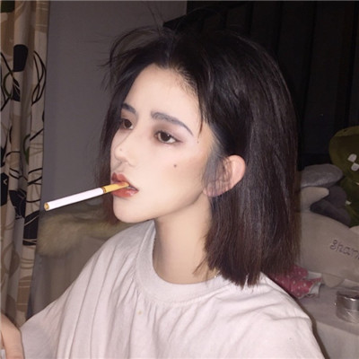 女生超拽霸氣吸菸頭像最新