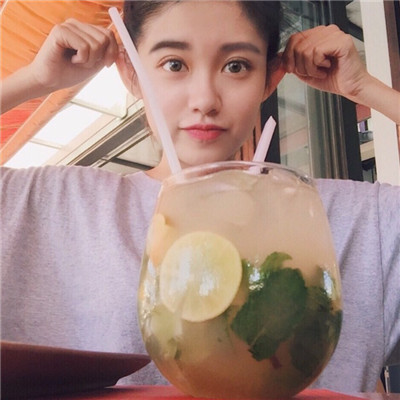 qq头像女生喝饮料韩系可爱头像