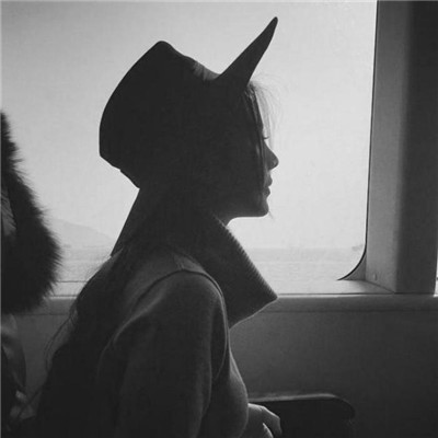 黑白头像女生长发冷酷背影图片