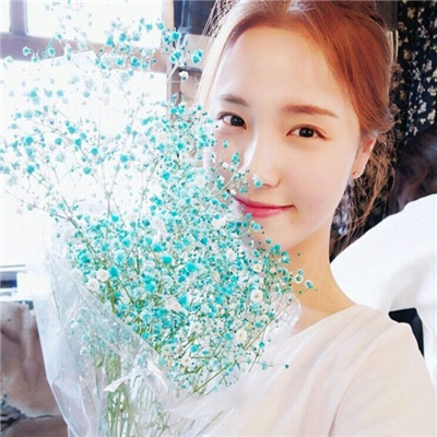 女生手捧满天星头像唯美漂亮