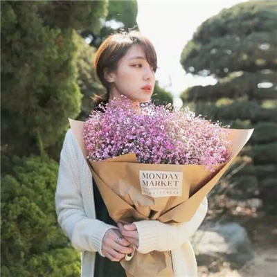 女生手捧满天星头像唯美漂亮