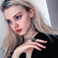 充满自信的欧美女生自拍头像