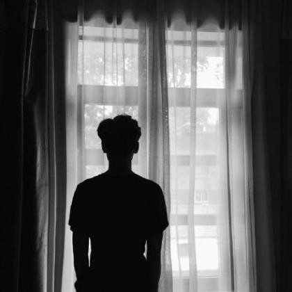 qq头像男黑白背影个性=头像男生动漫黑白 背影