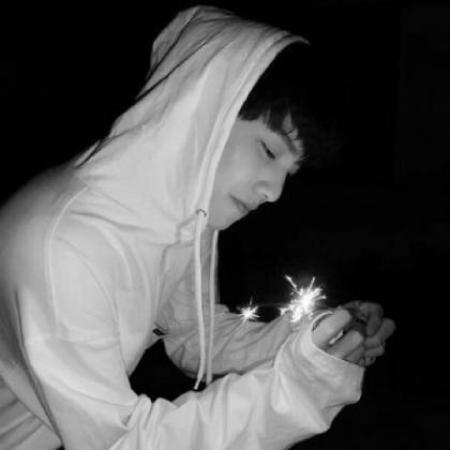 手拿烟花棒的男生黑白头像