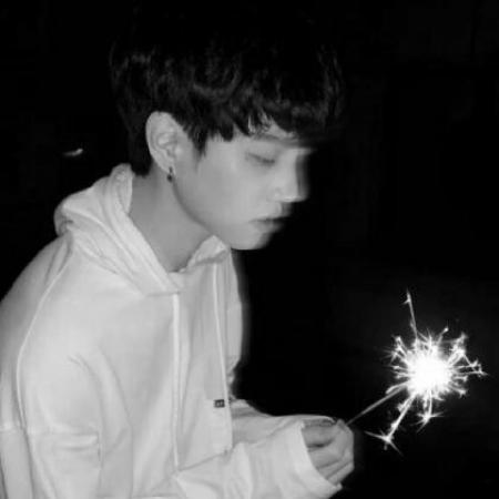 手拿烟花棒的男生黑白头像