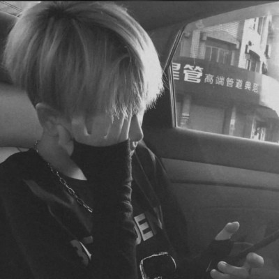 颓废男生黑白头像