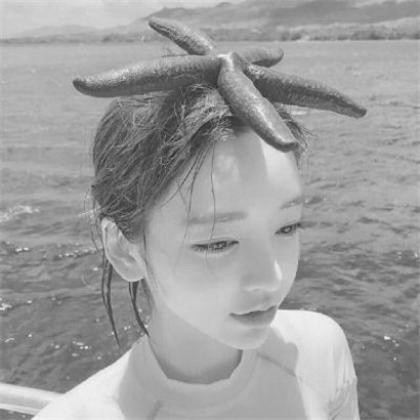 微笑的女生黑白头像图片