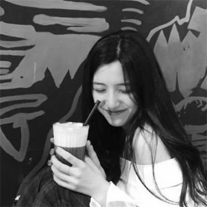 微笑的女生黑白头像图片