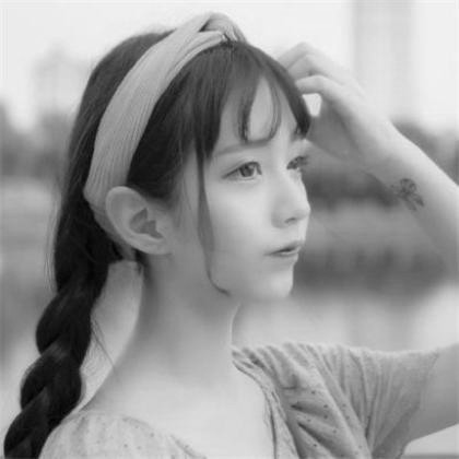微笑的女生黑白头像图片