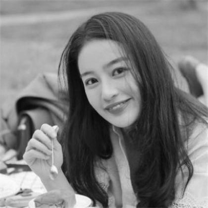 微笑的女生黑白头像图片