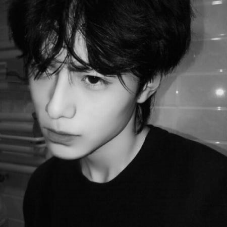 真人黑白冷酷男生头像