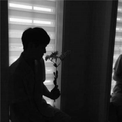 黑色系悲伤男生头像