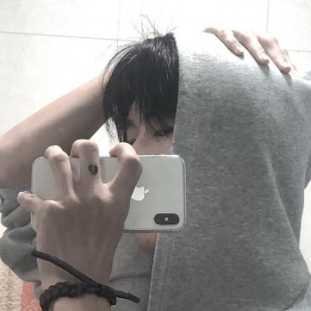 2020帅气男生头像手机控对着镜子