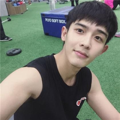 自信乐观的男生头像