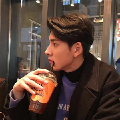 低调又时尚的男生帅气头像