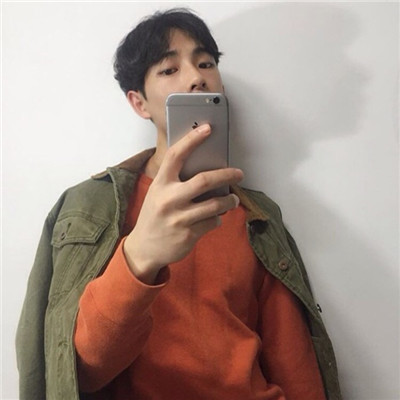 最新版男生拿手机自拍头像