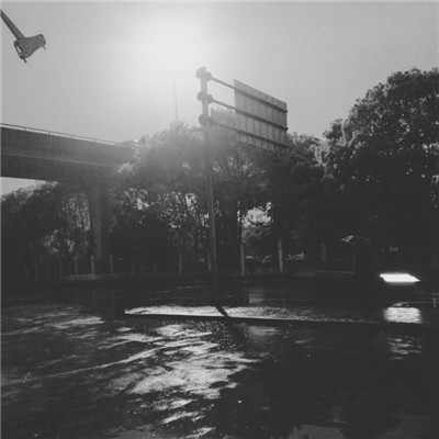 qq头像黑白伤感孤独风景图片