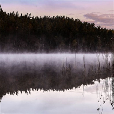 平静的湖面风景头像