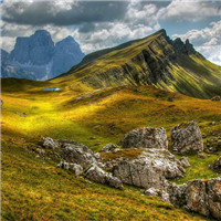 峻峭的山峰高清风景头像