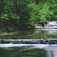 清澈见底的溪水风景头像