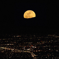 黑夜中的月亮头像图片