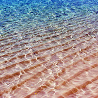 海水满盈盈的水面上一片金光唯美大海头像