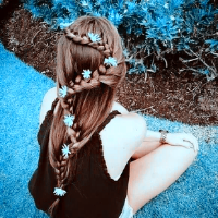 背影麻花辫子阿宝色女生头像