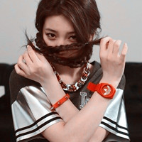 红色调暖色系阿宝色女生头像