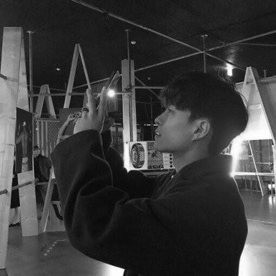 男生黑白头像冷酷忧伤