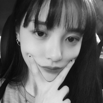 红唇黑白美女头像