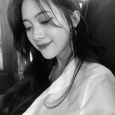 红唇黑白美女头像