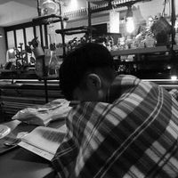 头像男的黑白伤感图片