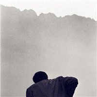 一个人看海是孤独的黑白头像